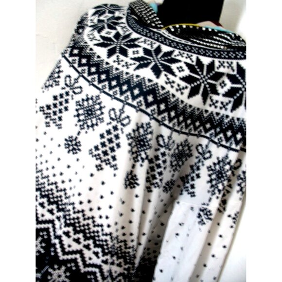 Blumin Apparel Women's Black/White Hoodie Sweatshirt with beading, Size Medium - Picture 3 of 7